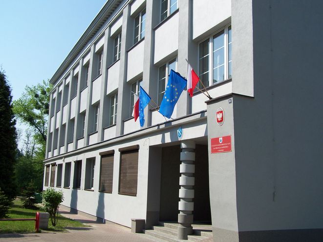 IV LO mieści się w budynku byłej Zasadniczej Szkoły Zawodowej w Chwałowicach